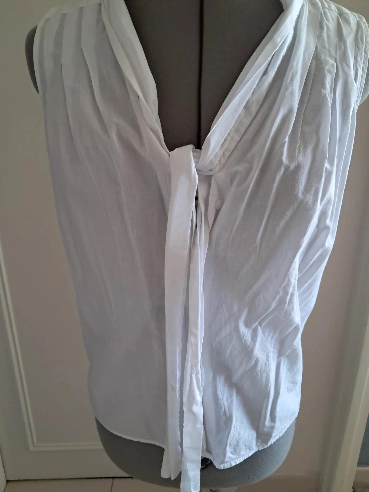 Blouse blanche sans manches avec col cravate Kookai taille 38 – photo 4